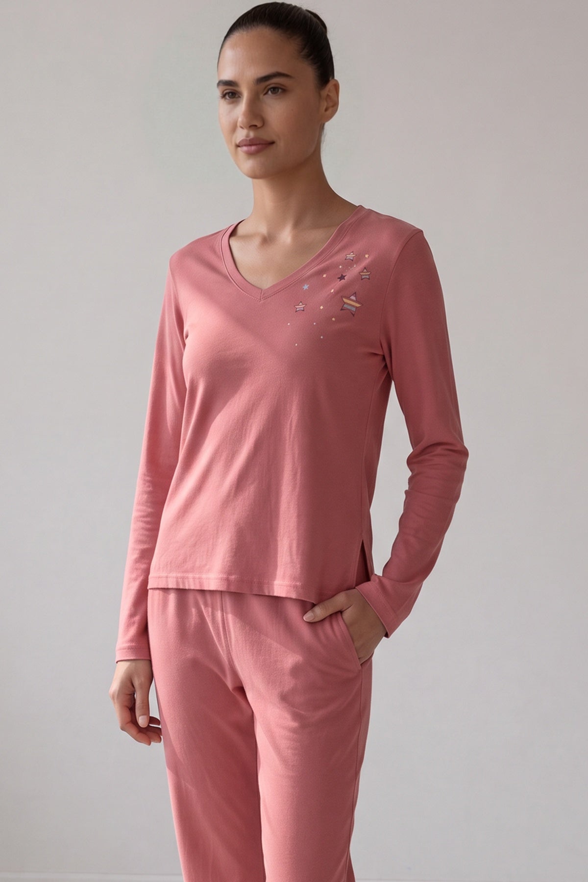 Oudroze pyjamatop met V-hals en kleine sterrenprint, close-up