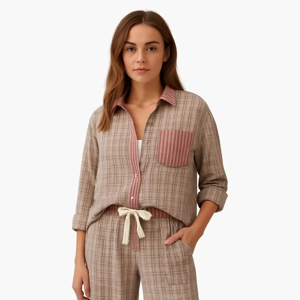 Geruit pyjamashirt in bruin met roze gestreepte borstzak en knoopsluiting, close-up