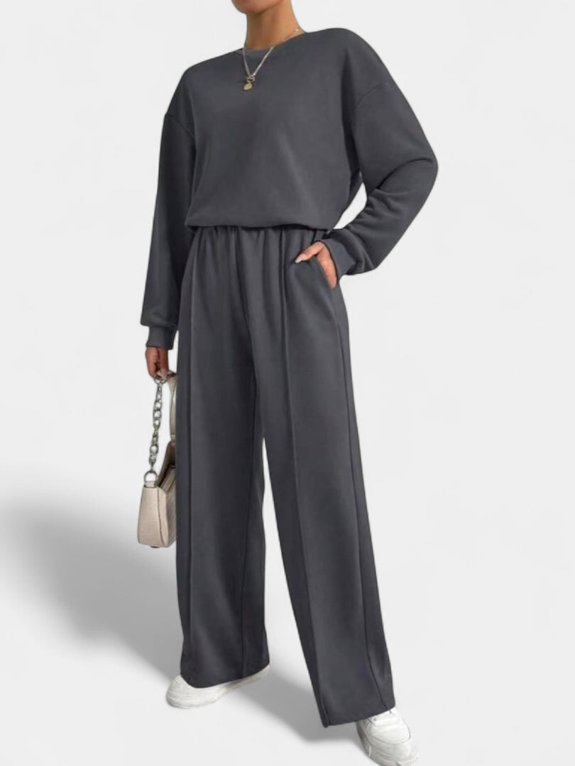 Huispak in donkergrijs met sweater met ronde hals en wijde broek met naad, vooraanzicht
