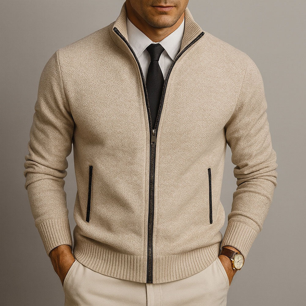 Herenvest in beige met rits en opstaande kraag, gedragen, voorkant