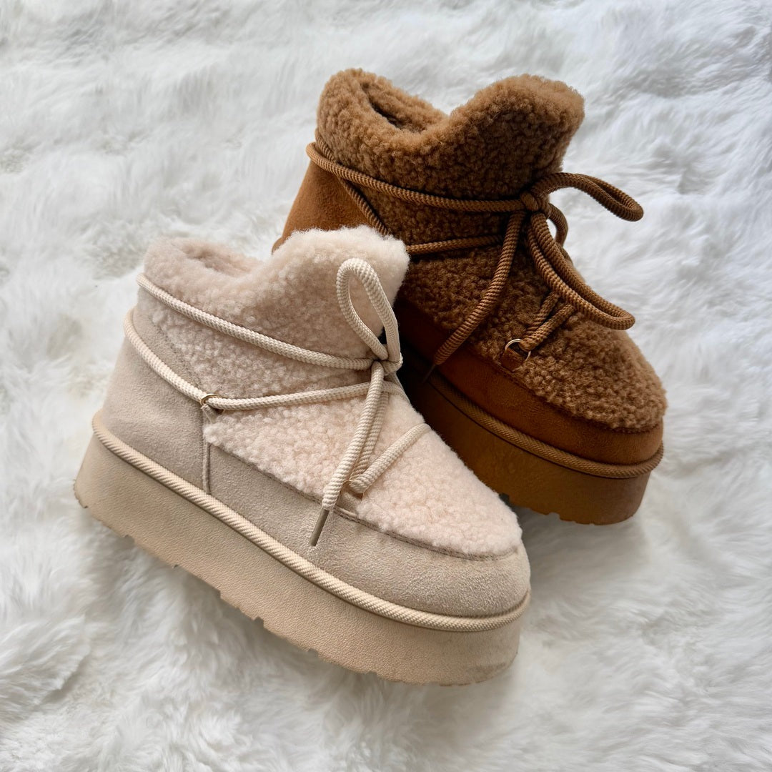 Beige en bruine plateaulaarzen met veters en teddy