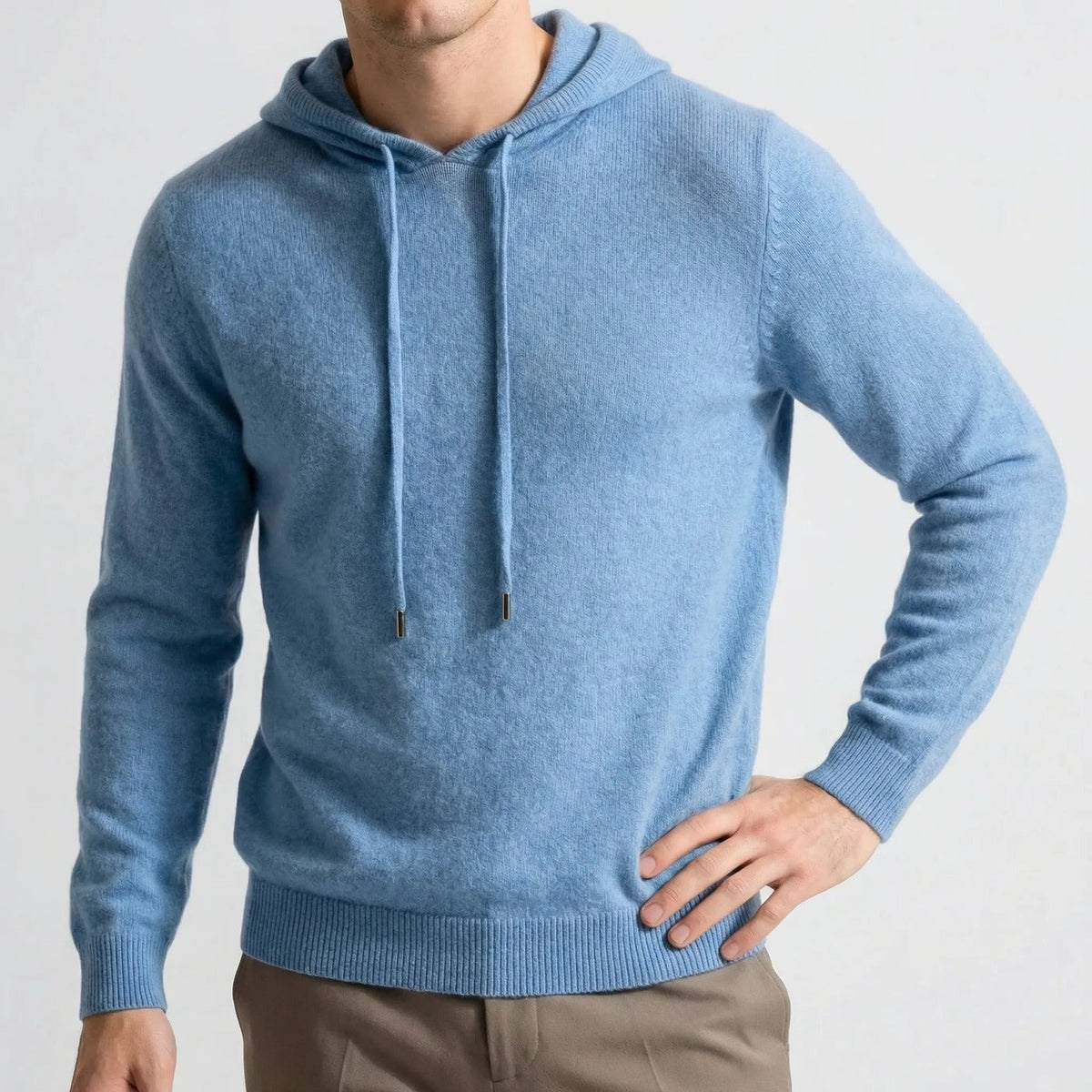 Fijngebreide trui met capuchon voor heren in blauw, gedragen, voorkant
