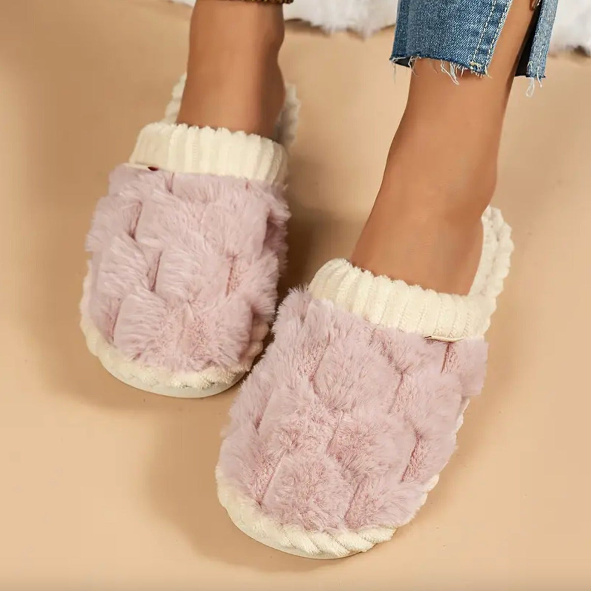 Roze fluffy pantoffels, gedragen