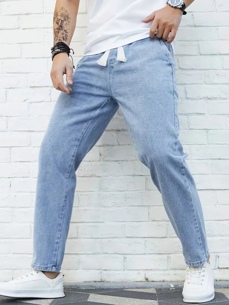 Joggerjeans voor heren in lichtblauw met trekkoord, gedragen, voorkant