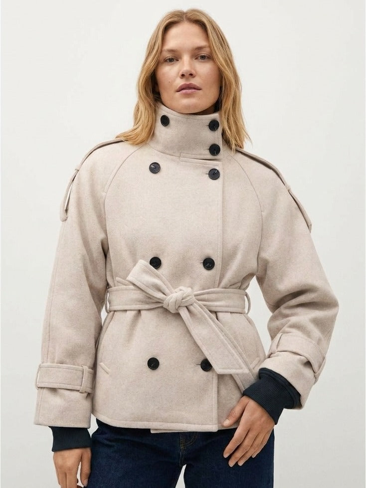 Korte trenchcoat met opstaande kraag in crème, gedragen, vooraanzicht