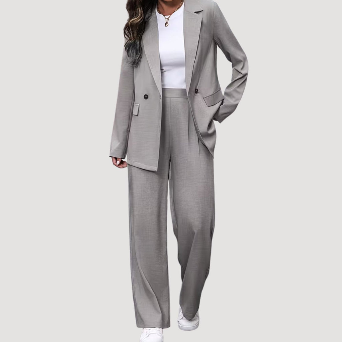 Broekpak met double-breasted blazer en wijde broek in lichtgrijs, gedragen, vooraanzicht