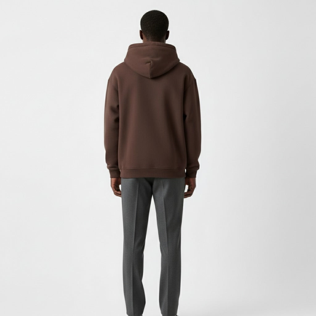 Heavyweight hoodie voor heren in donkerbruin, gedragen, achterkant