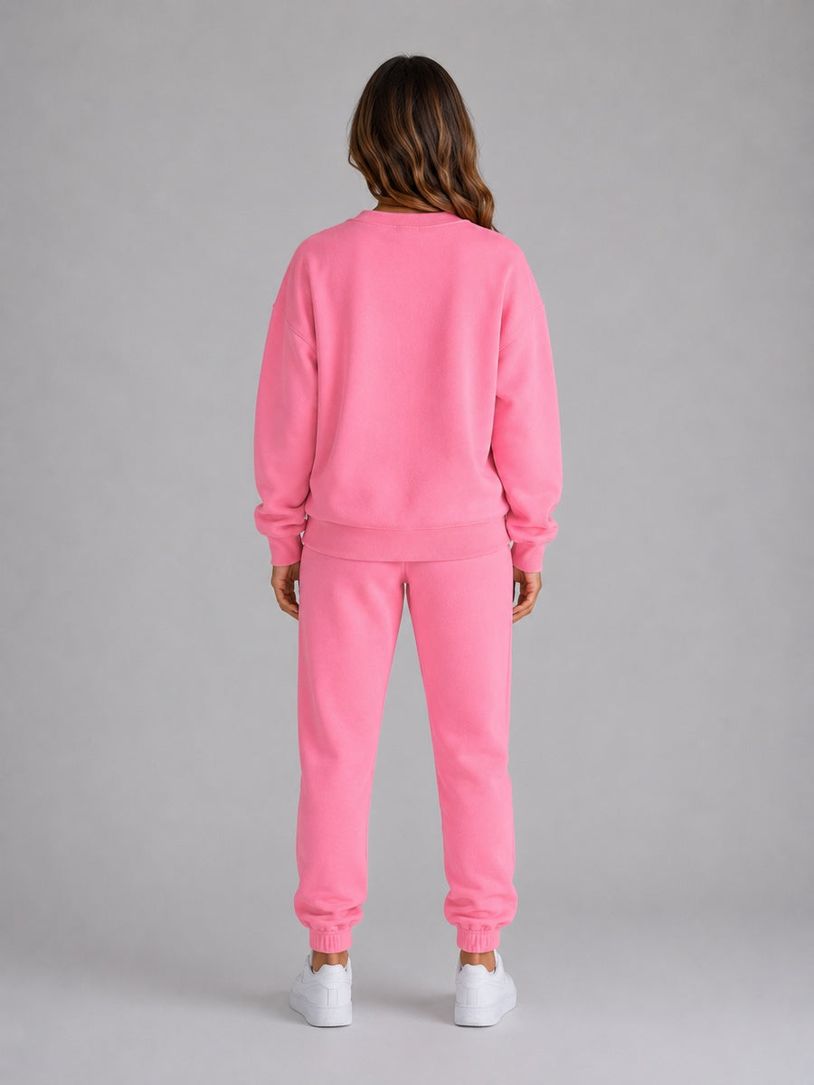Roze joggingpak met sweater en broek, gedragen door vrouw van achteren | Boutique Moda
