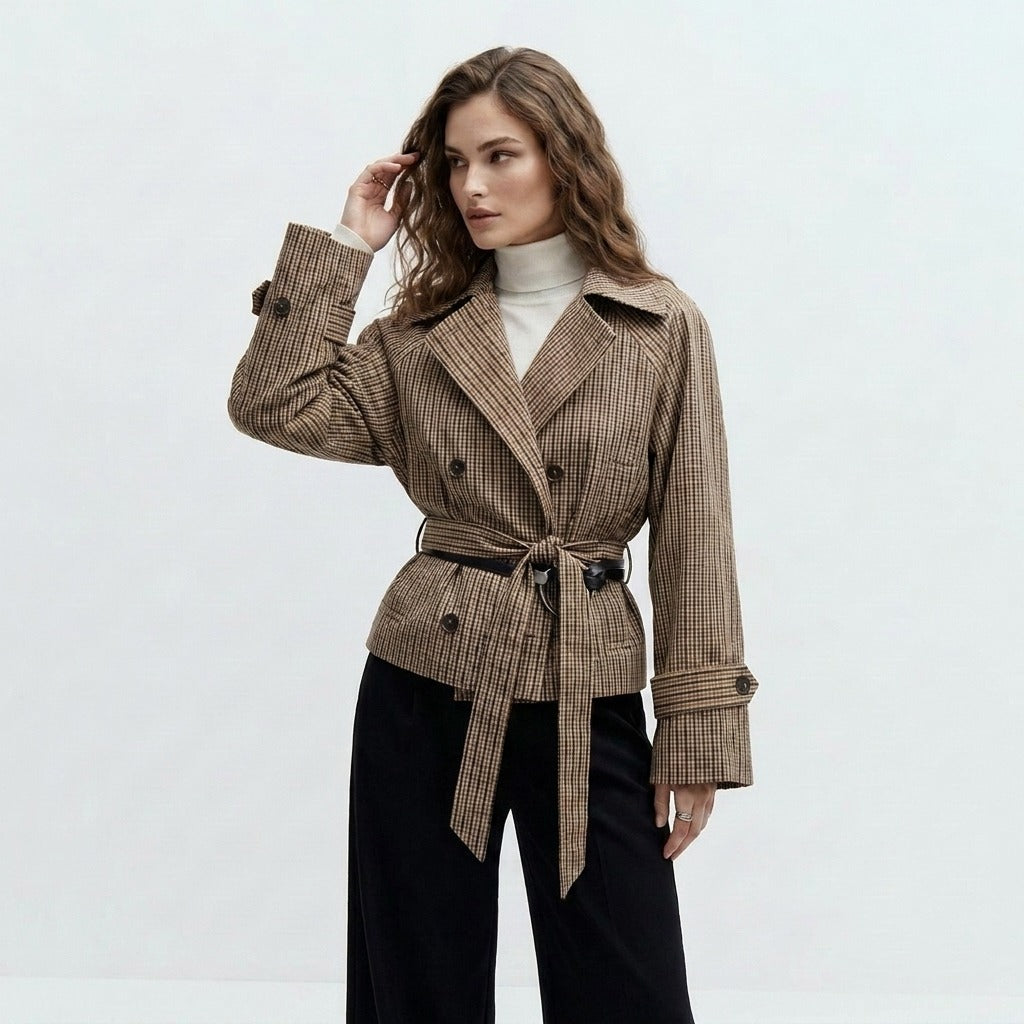 Korte trenchcoat met strikceintuur in bruin geruit, gedragen, vooraanzicht