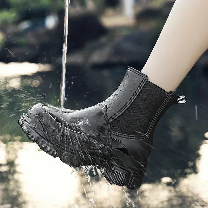 Chelsea boots met plateauzool in zwart, gedragen, onder stromend water