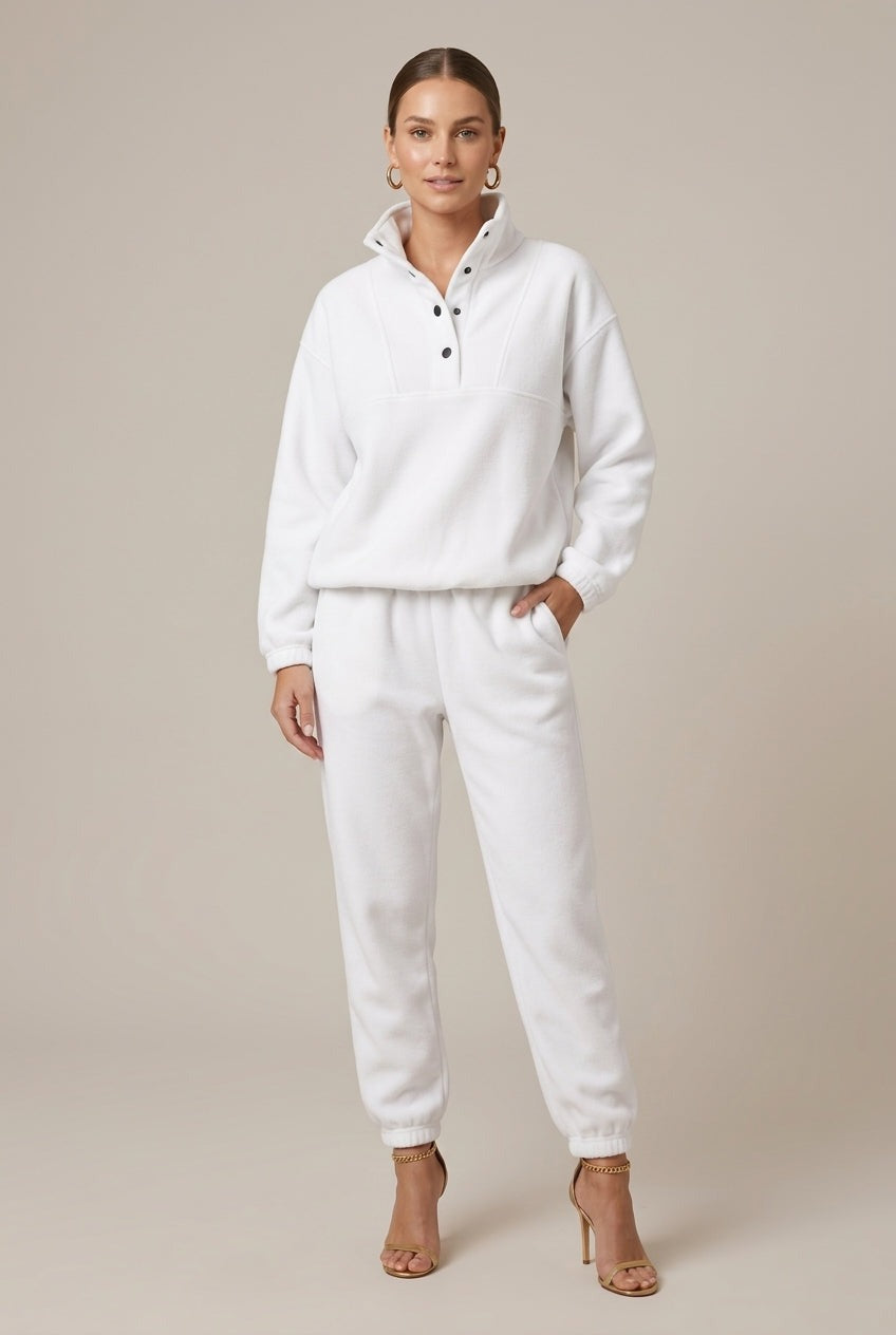 Wit fleece huispak, hand in de zak