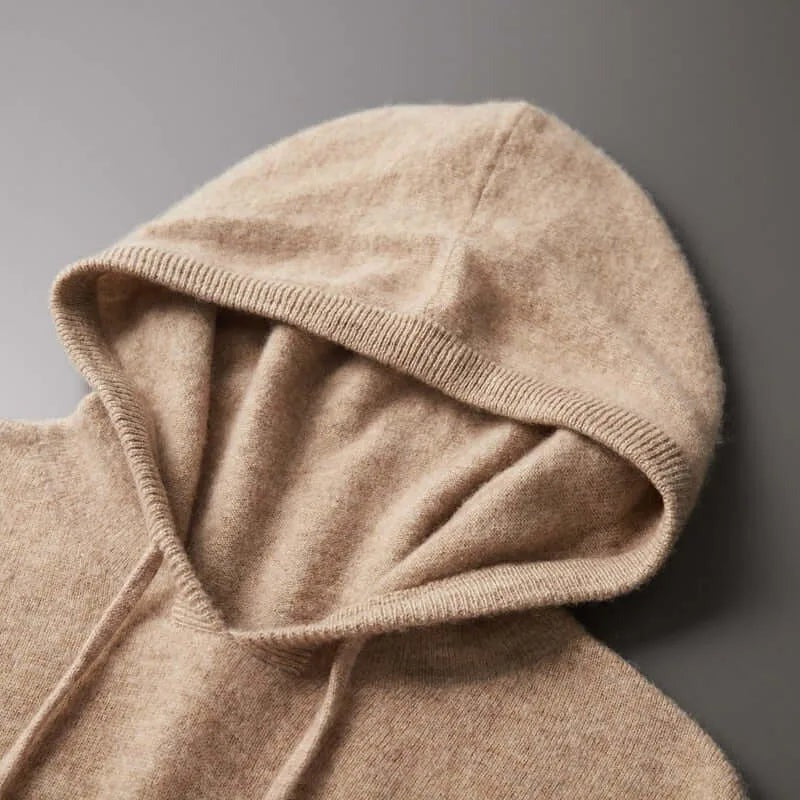 Gebreide hoodie voor heren in lichtbruin, close-up van de capuchon