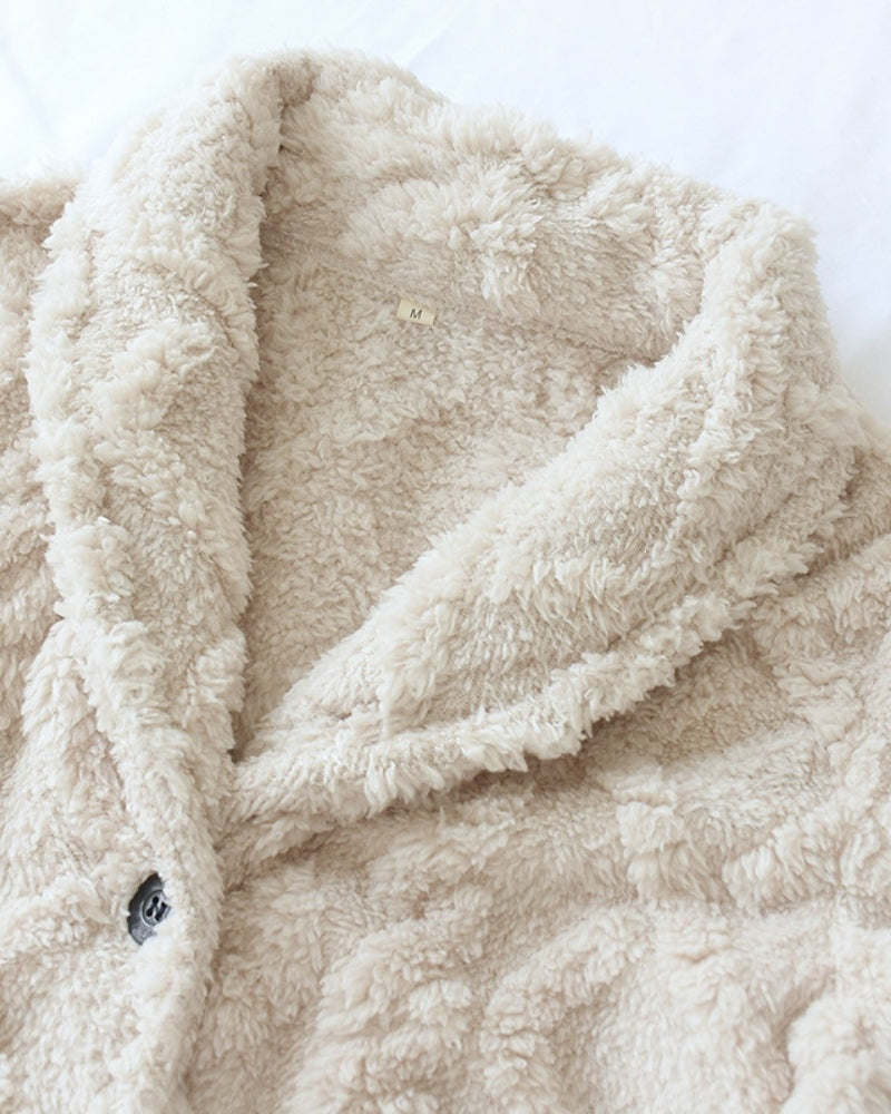 Sjaalkraag van de crèmekleurige fleece pyjamatop, close-up