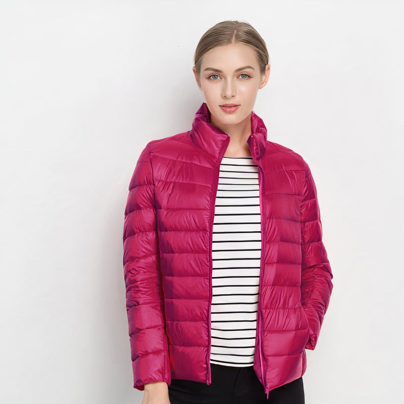 Fuchsia lichte pufferjas over een gestreept shirt