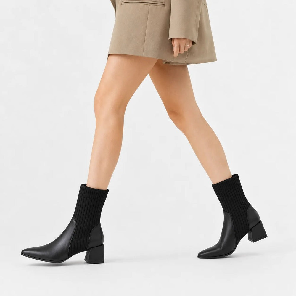 Zwarte Chelsea boots met gebreide schacht, gedragen met minirok
