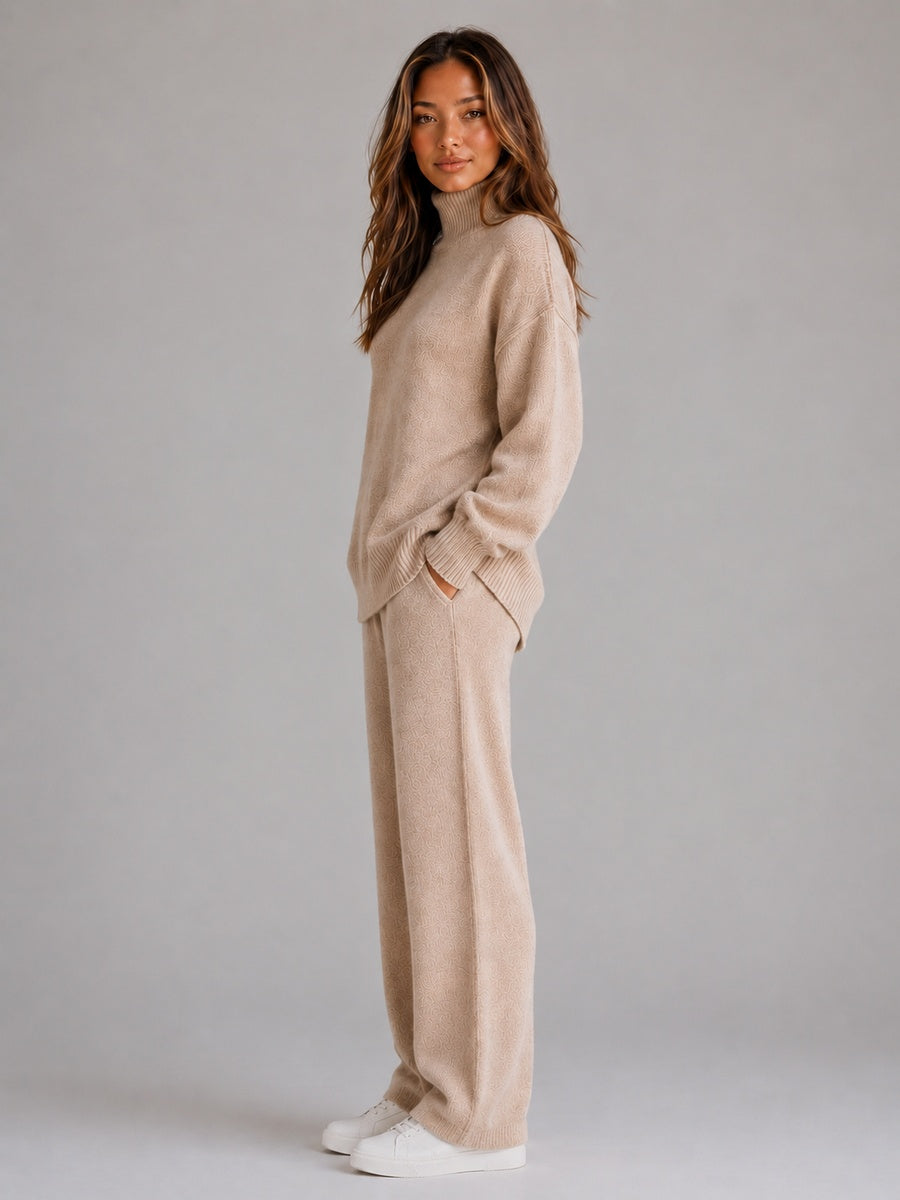 Gebreid huispak in beige, zijkant