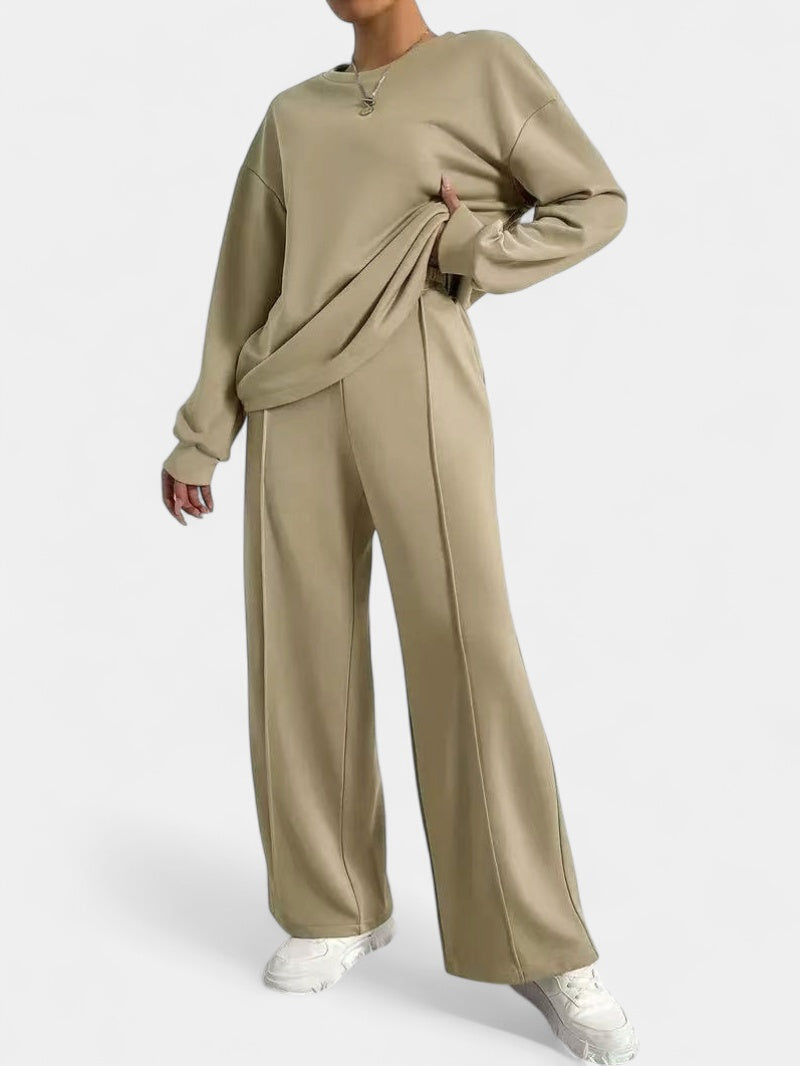 Huispak in kaki met sweater met ronde hals en wijde broek met naad, vooraanzicht
