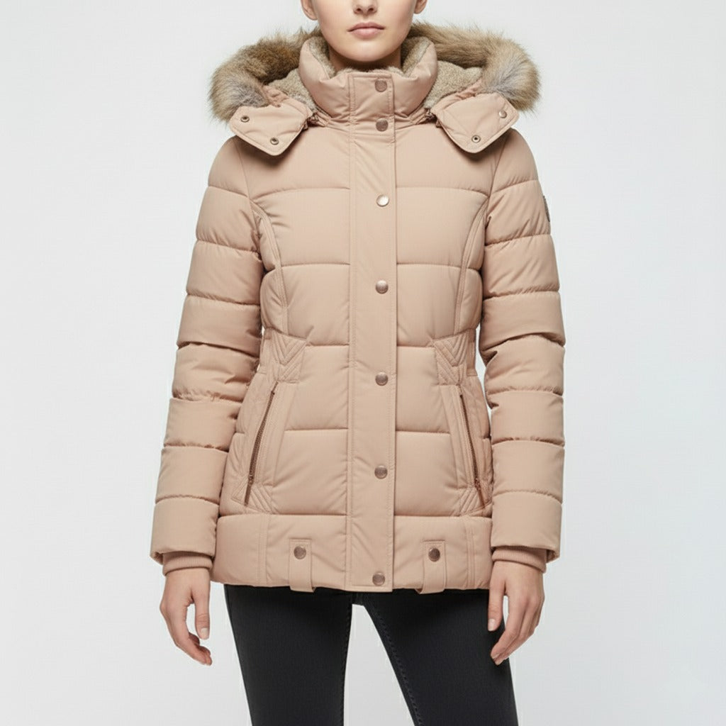 Gewatteerde damesjas met capuchon in beige, gedragen, voorkant