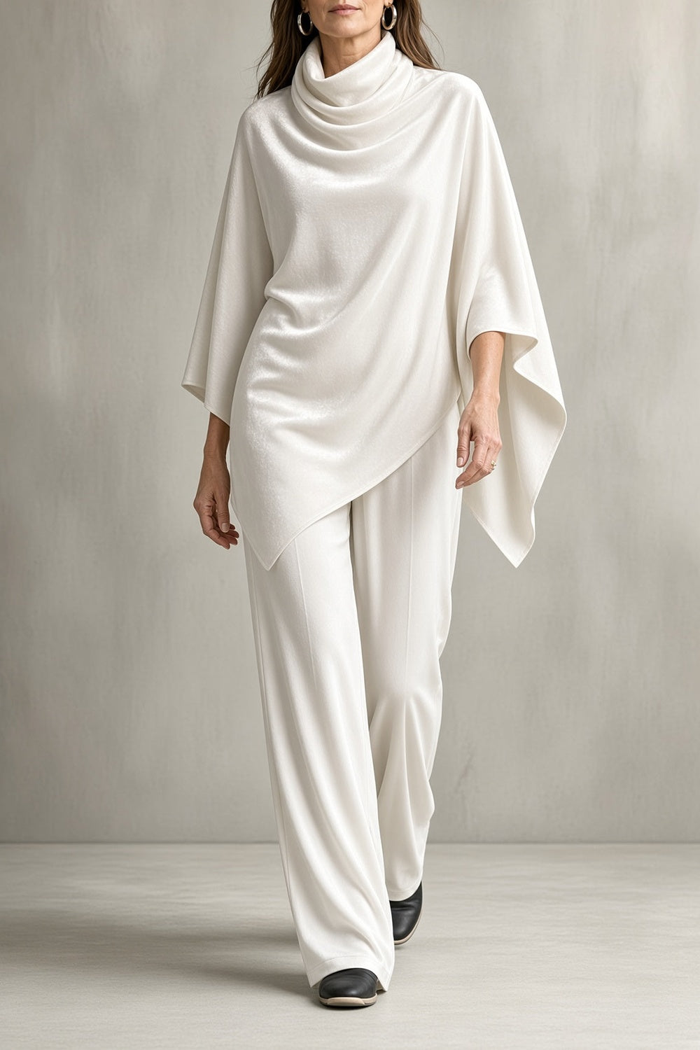 Fluwelen co-ord set in ivoor met ponchotop en wijde broek, vooraanzicht