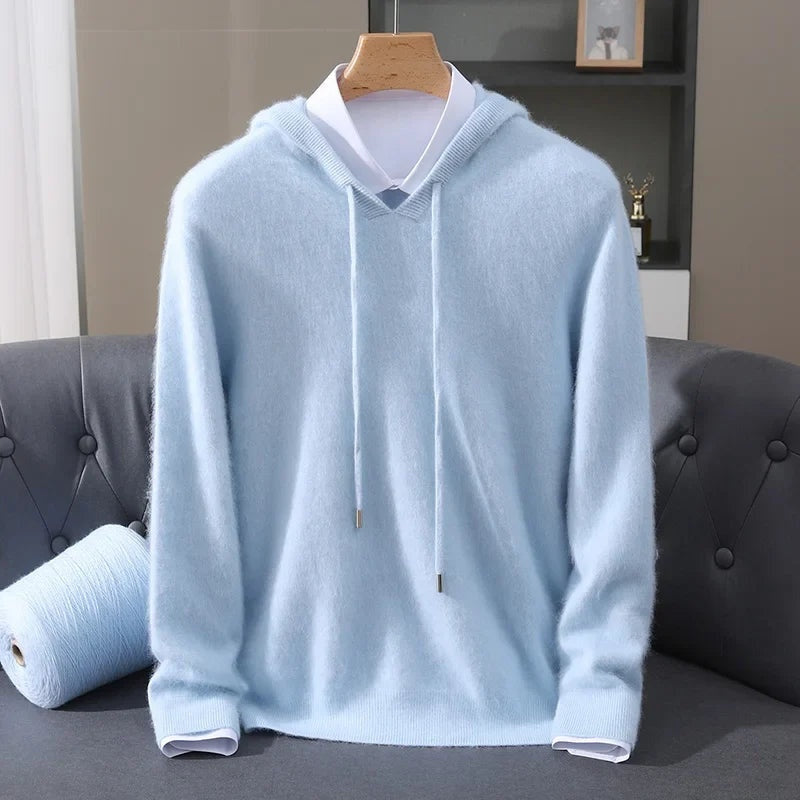 Lichte gebreide hoodie voor heren in lichtblauw, op een hanger, voorkant