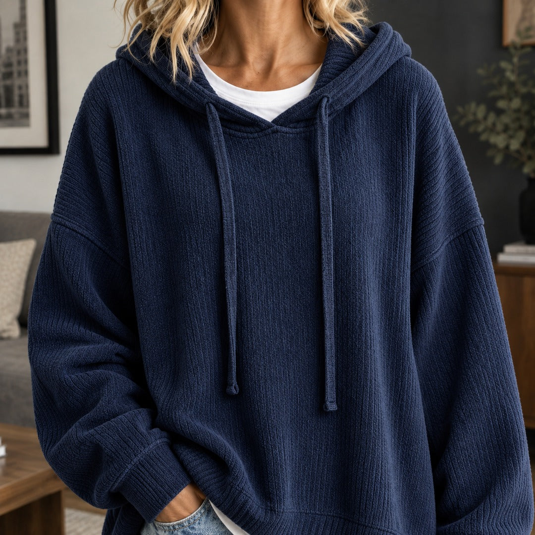 Marineblauwe gebreide trui van dichtbij, met ribstructuur en platte koorden | Boutique Moda