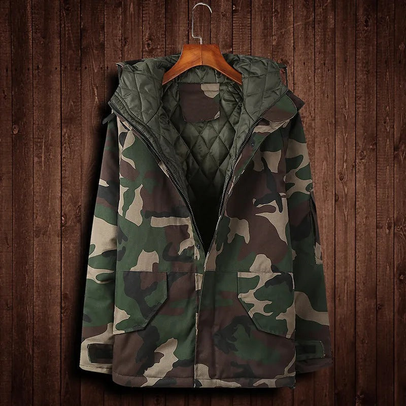 Camouflage parka voor heren met capuchon in camouflage, aan een hanger, open, met de doorgestikte voering