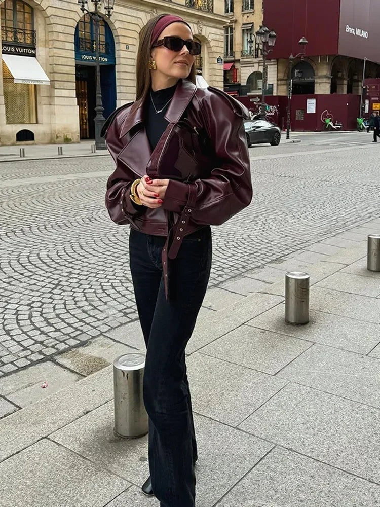 Kort jasje van imitatieleer voor dames in bordeaux met een brede reverskraag, gedragen, ten voeten uit van voren