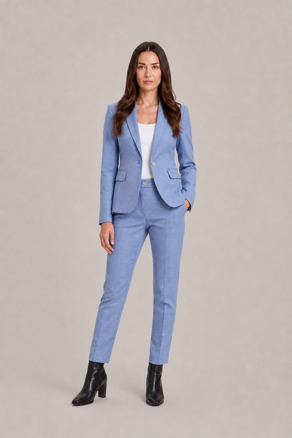 Broekpak met getailleerde blazer met één knoop en rechte broek in lichtblauw, gedragen, vooraanzicht