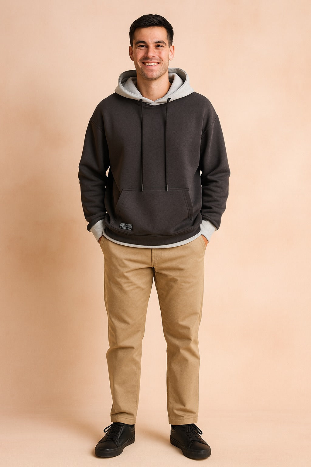 Hoodie met contrastcapuchon voor heren in donkergrijs, gedragen, voorkant