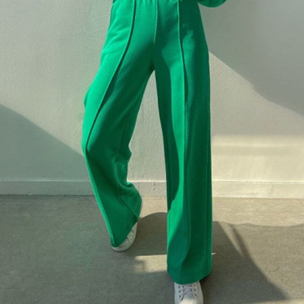 Smaragdgroene joggingbroek met wijde pijpen en naad, close-up