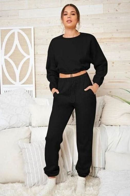 Set met korte sweater en joggingbroek in zwart, vooraanzicht, hand in de zak
