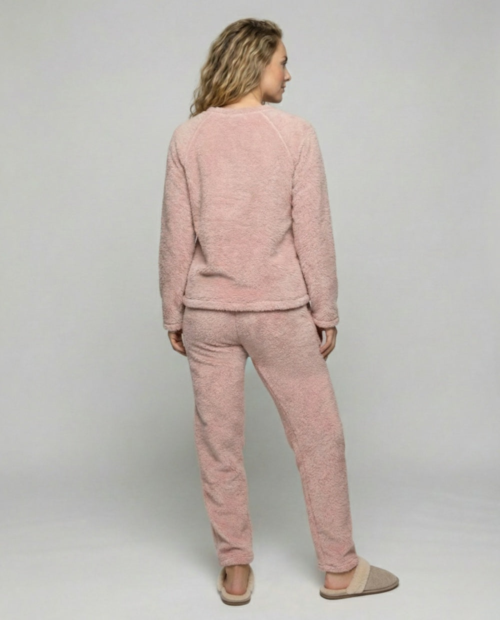Fleece pyjama in roze, gedragen, achteraanzicht