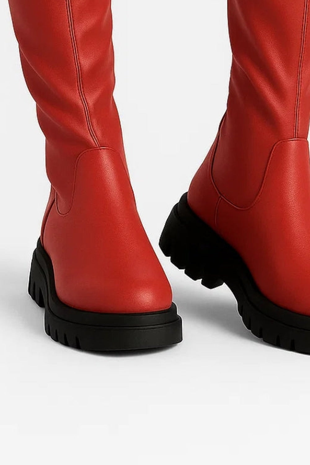 Overknee laarzen met chunky zool in rood, close-up van de zool