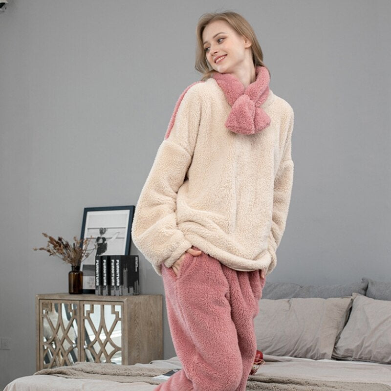 Pyjama in crème en roze, schuin van voren