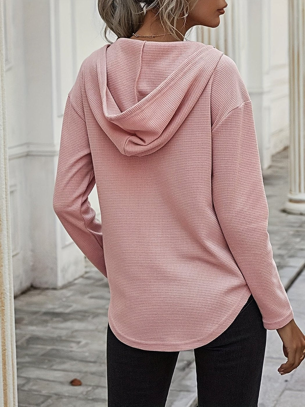 Achteraanzicht van de oudroze hoodie met capuchon en ronde zoom | Boutique Moda