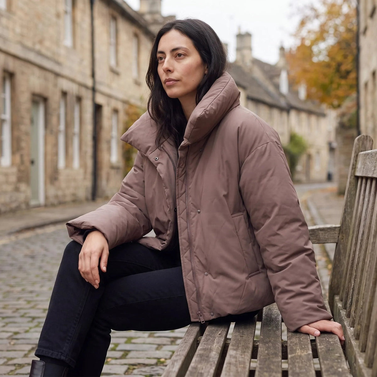 Korte oversized winterjas met brede kraag in kastanjebruin, gedragen, zittend