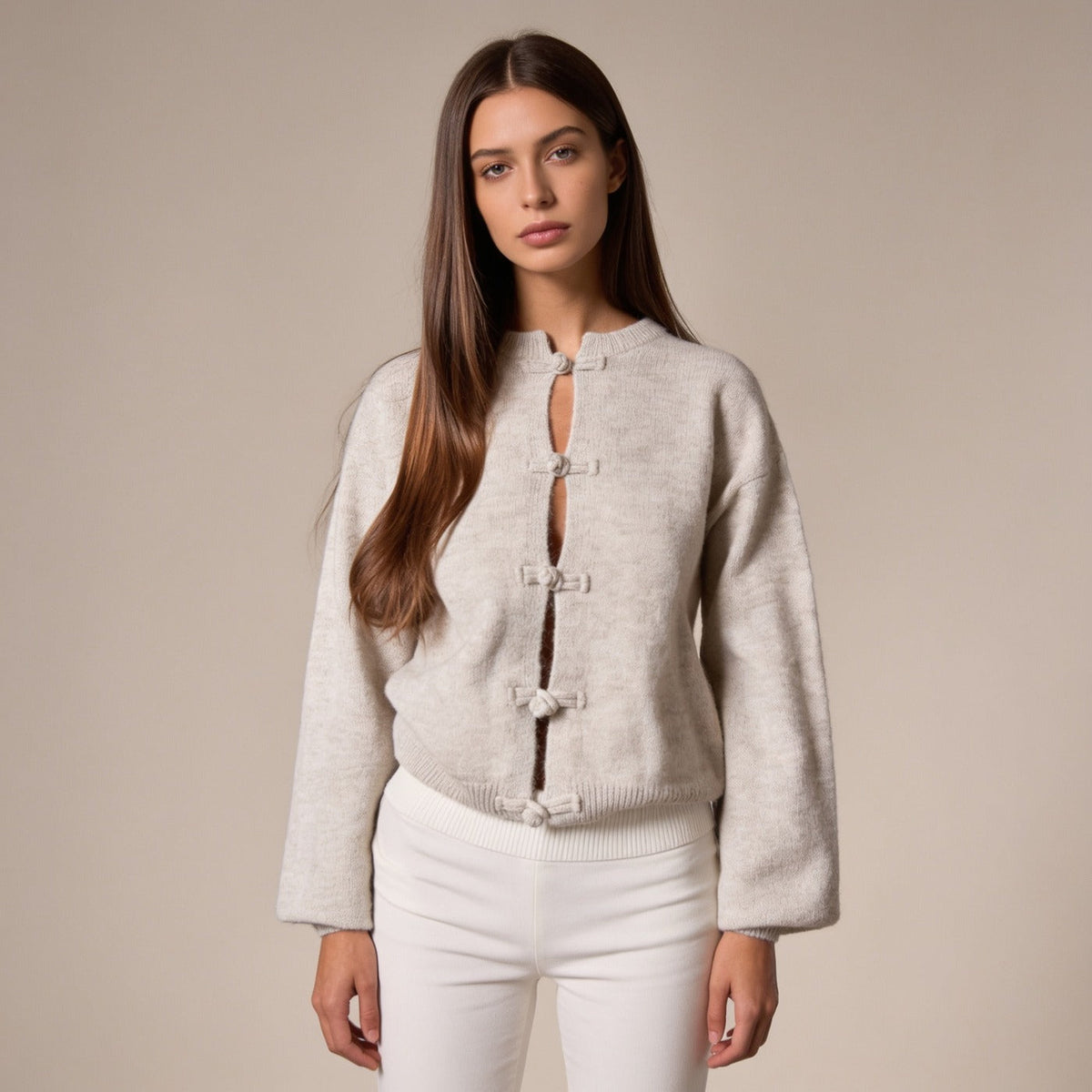 Gebreid vest met geknoopte sluiting in beige, gedragen, vooraanzicht