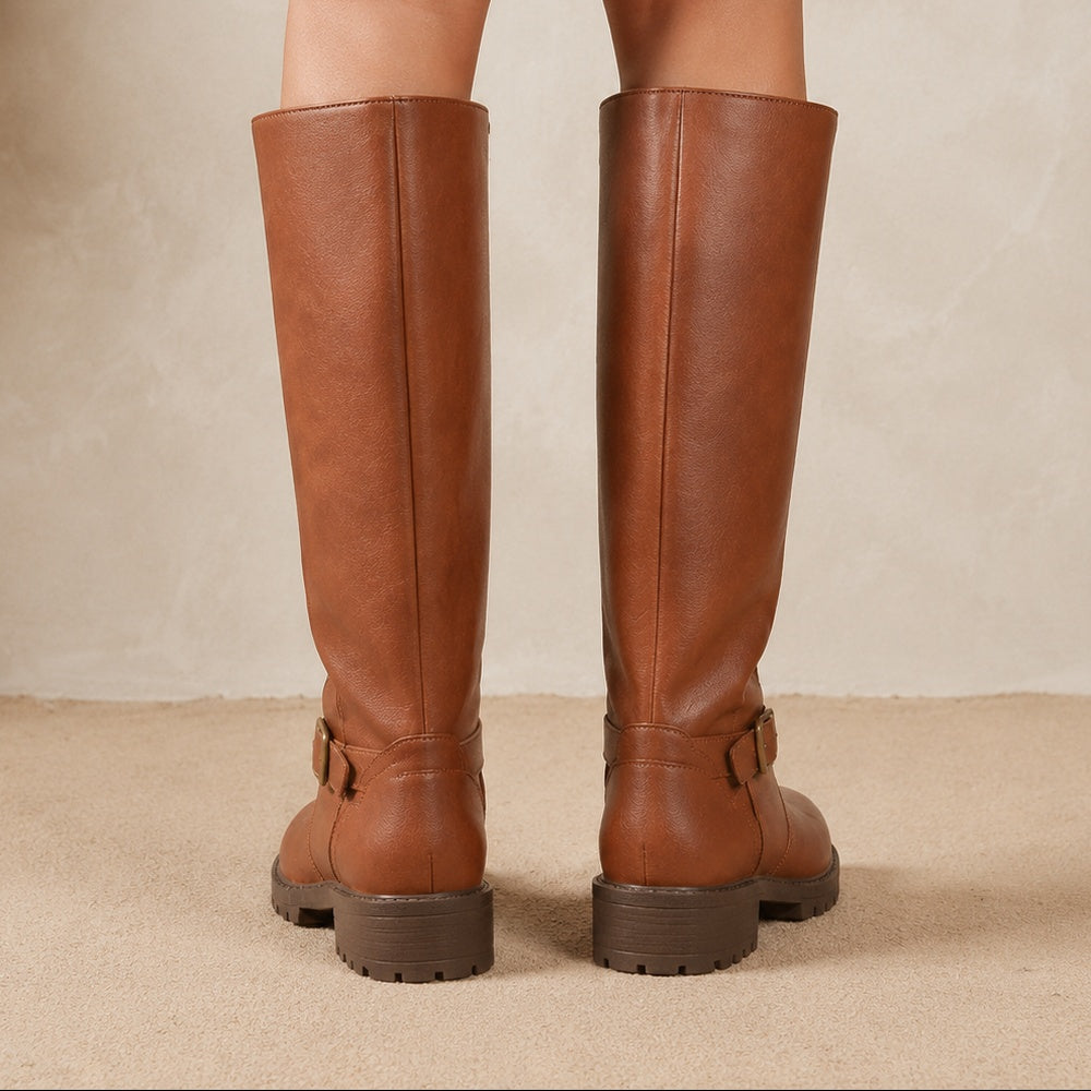 Cognac hoge laarzen met gesp, achteraanzicht, gedragen door model | Boutique Moda