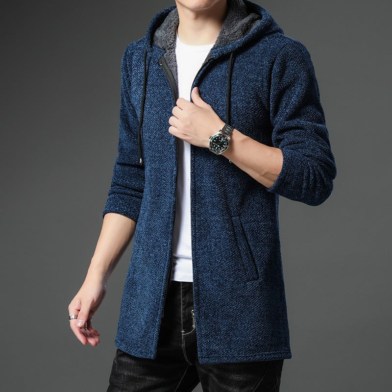 Lang gebreid vest met capuchon voor heren in blauw, gedragen, voorkant