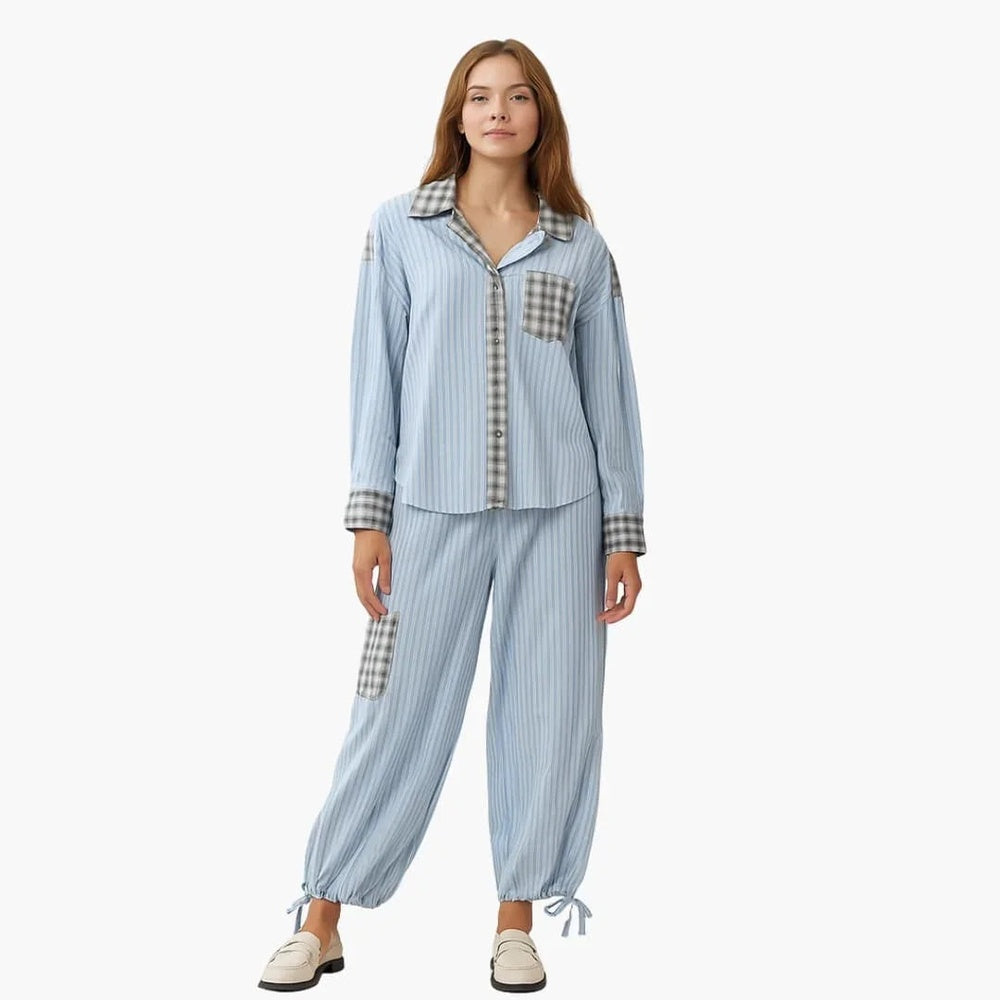 Gestreepte pyjama in lichtblauw met grijs geruite details en broek met strikjes, ten voeten uit