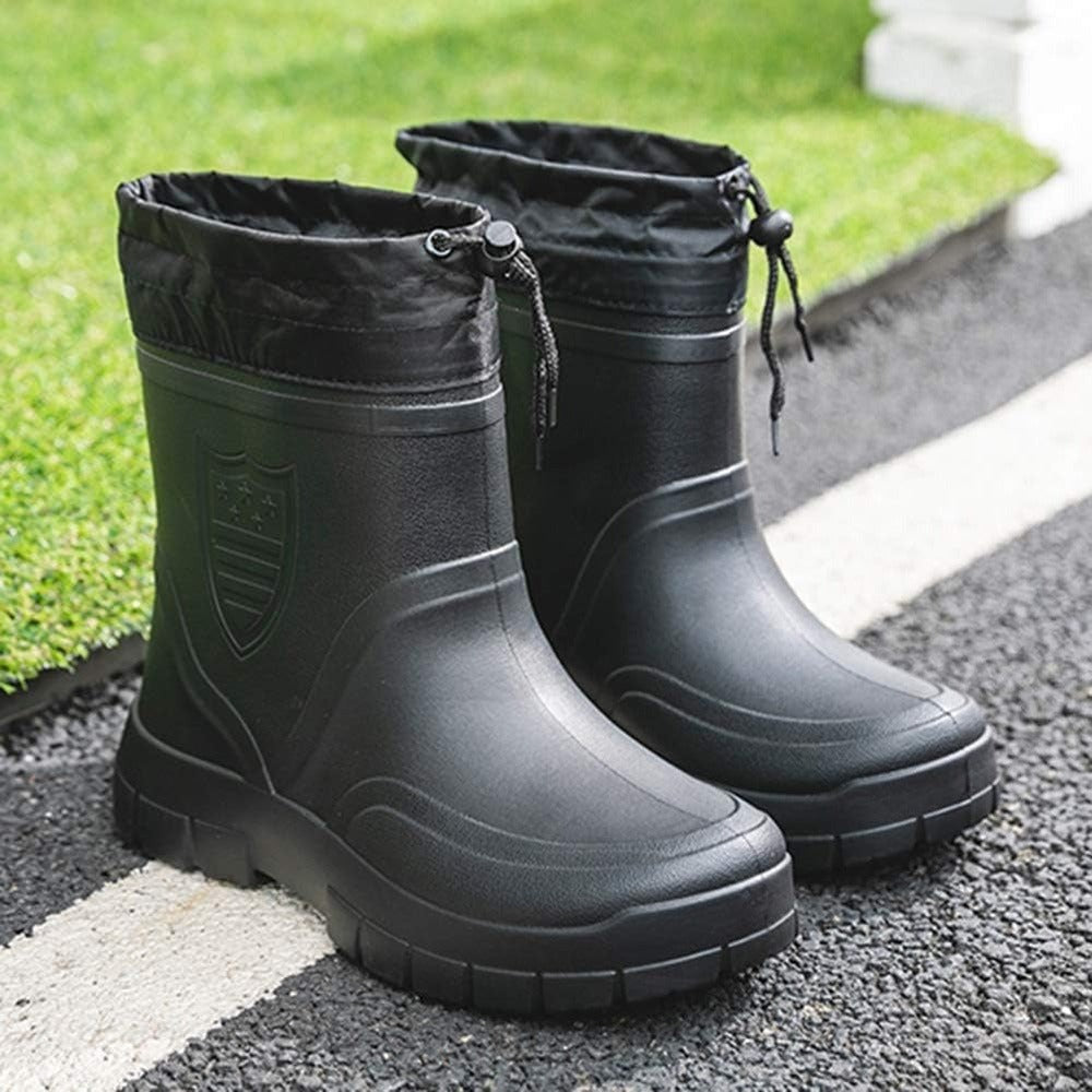 Gevoerde thermo-regenlaarzen in zwart, gedragen op straat