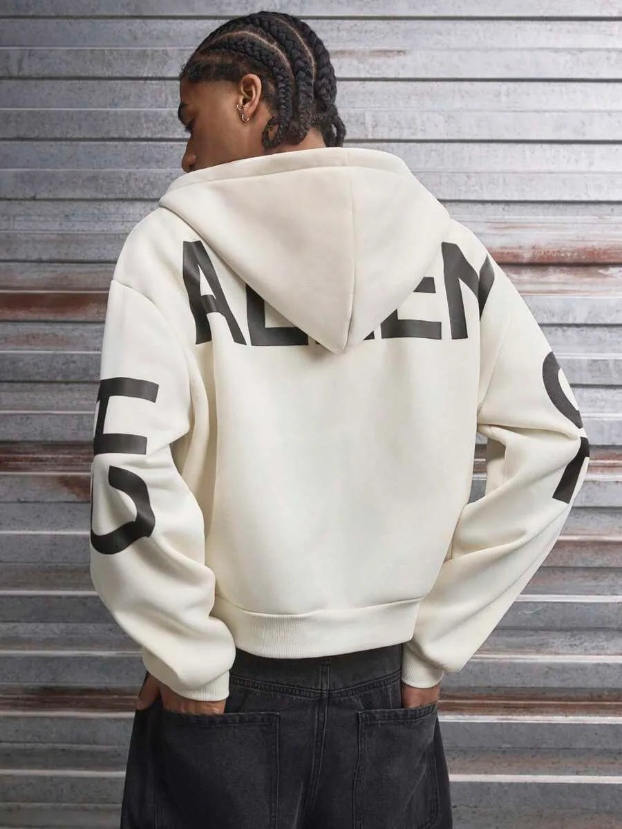 Korte herenhoodie in crème met rits en zwarte letterprint, gedragen, achterkant