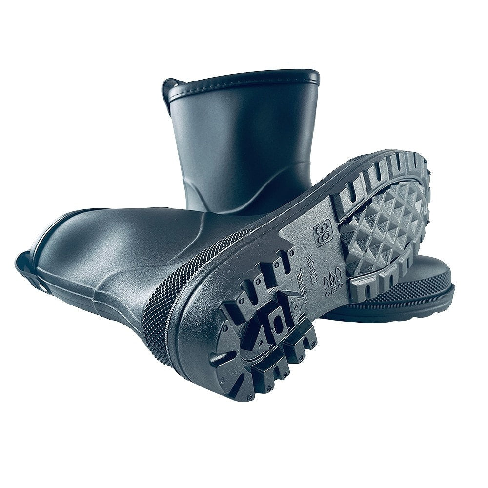 Korte rubberlaarzen in zwart, close-up van de zool