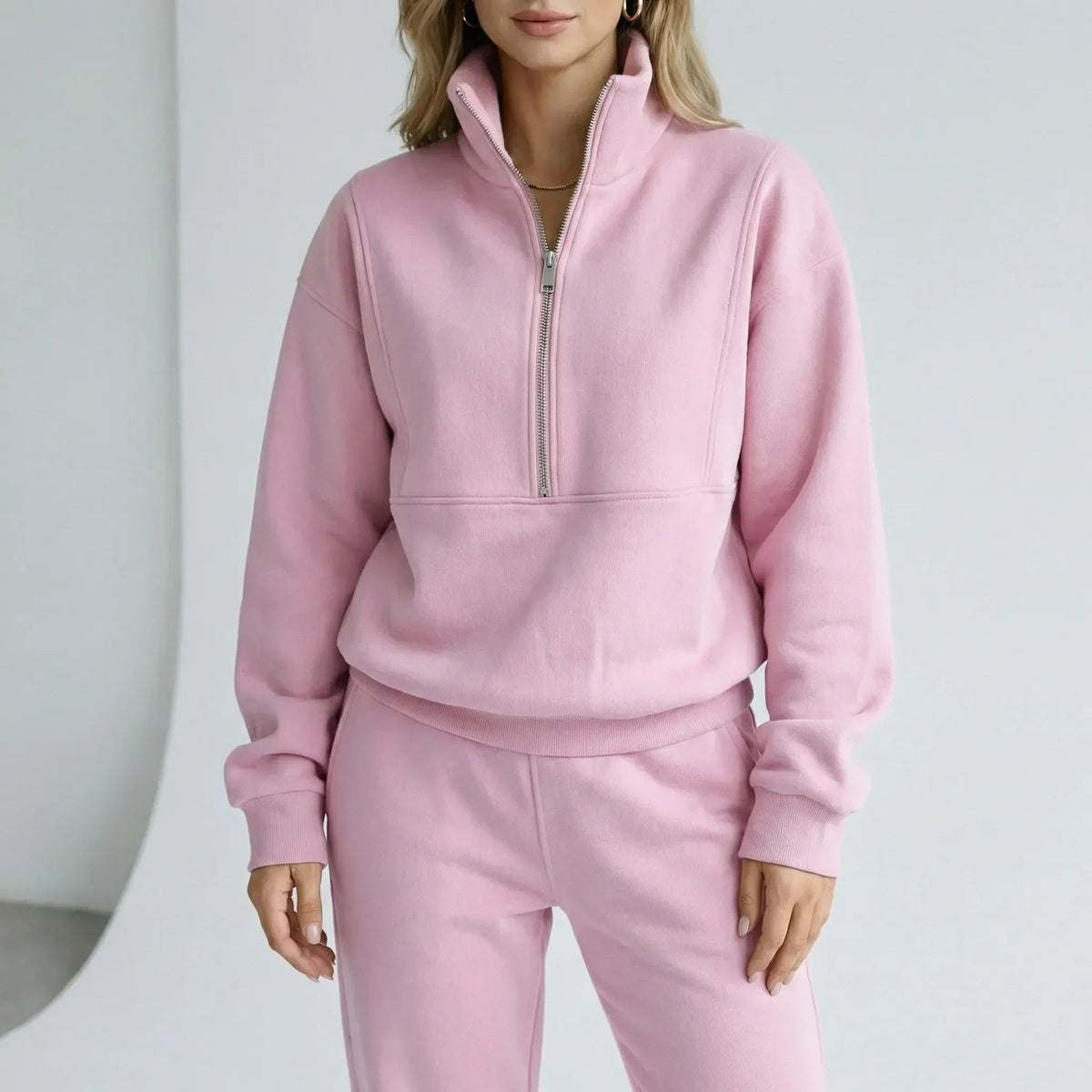 Halfzip sweater en joggingbroek in roze, gedragen, vooraanzicht