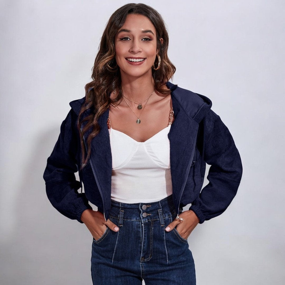 Vrouw draagt korte donkerblauwe corduroy jas met capuchon en borstzakken | Boutique Moda