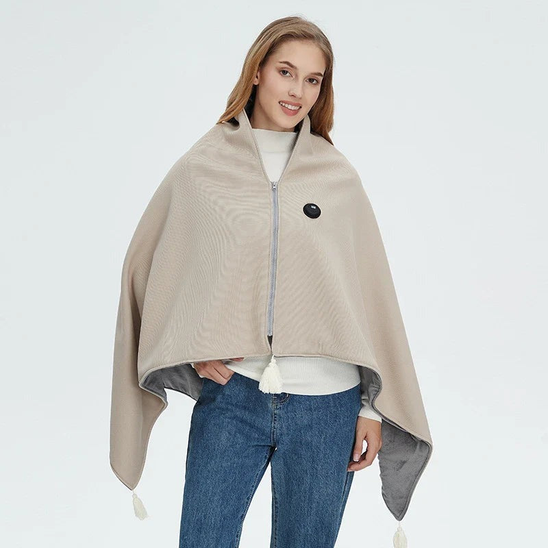Vrouw met beige verwarmde deken om de schouders
