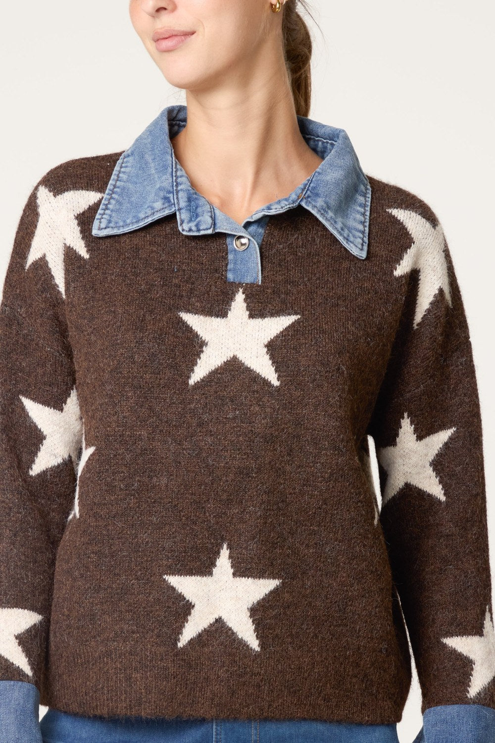 Trui met sterren en denim kraag in bruin/crème, close-up van de kraag