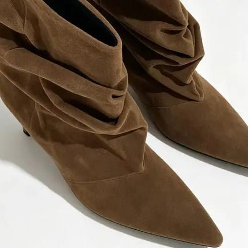 Bruine slouch enkellaarsjes, puntige neus close-up