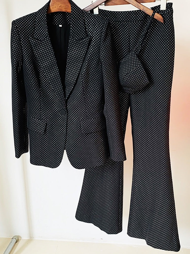 Driedelig glitterbroekpak: blazer met strass, bralette en flared broek in zwart, alle drie de delen aan een hanger