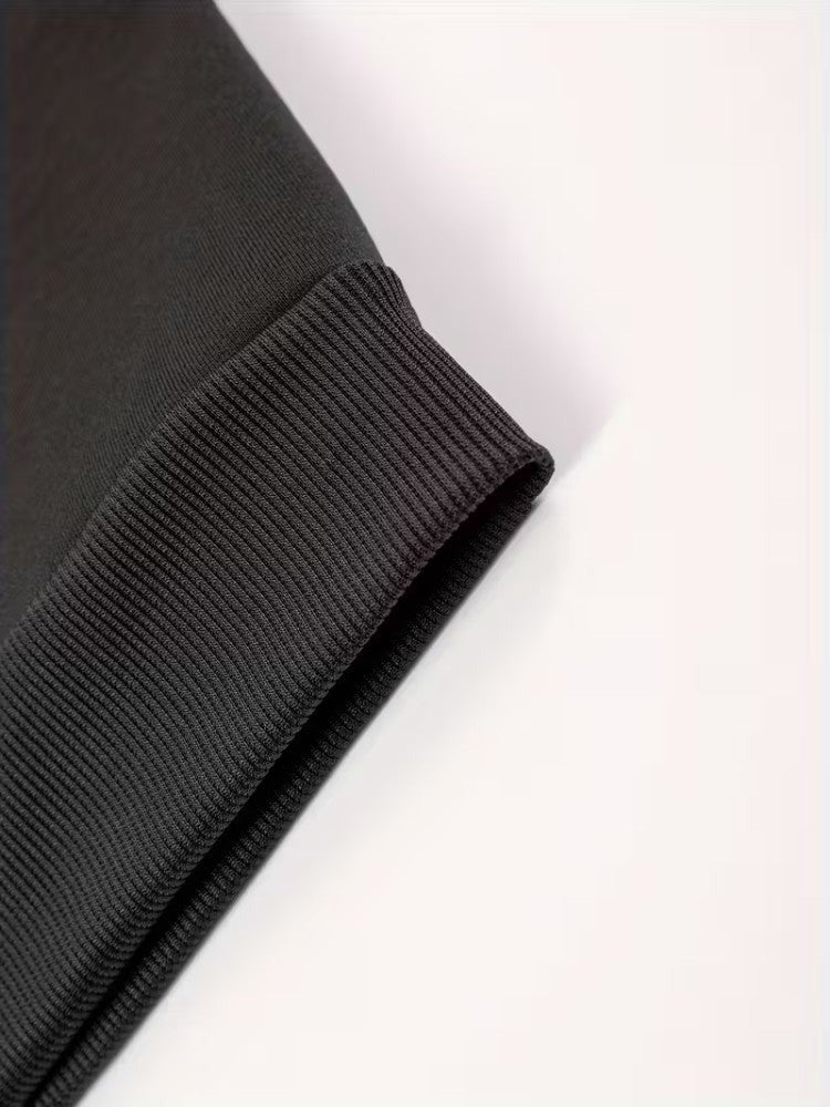 Winterhoodie met zachte voering voor heren in zwart, close-up van de geribde boord